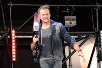 サイン入りTシャツをキャノン砲で客席に届けるショーン・パトリック・フラナリー