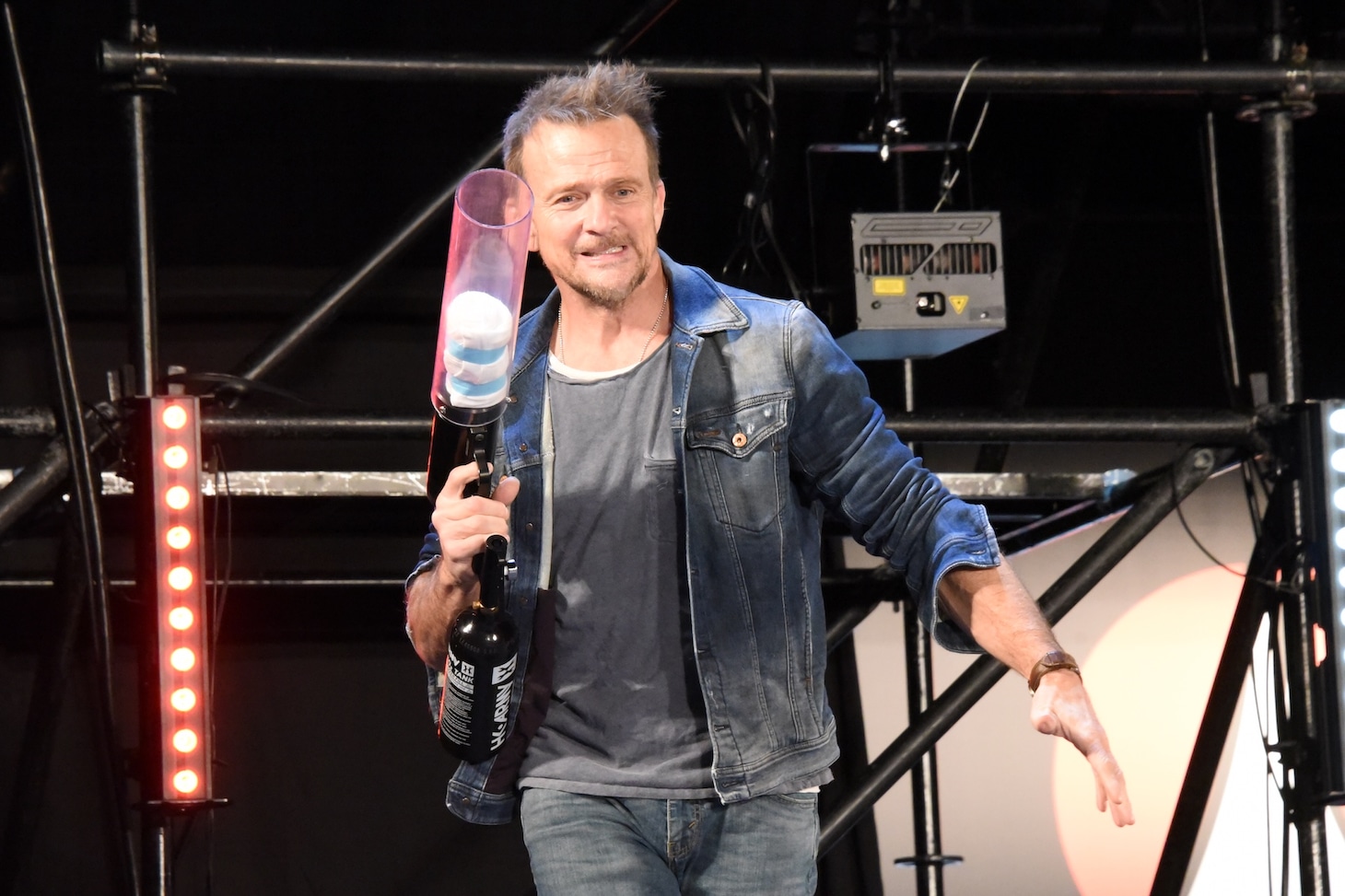 サイン入りTシャツをキャノン砲で客席に届けるショーン・パトリック・フラナリー