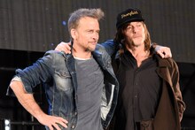 肩を組むノーマン・リーダス（右）とショーン・パトリック・フラナリー（左）