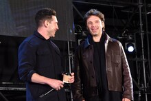 左からジョン・バーンサル、セバスチャン・スタン