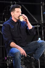 ホットドリンクを飲むジョン・バーンサル