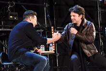 握手を交わすセバスチャン・スタン（右）とジョン・バーンサル（左）