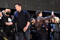 ファンと交流するセバスチャン・スタン（中央右）とジョン・バーンサル（中央左）