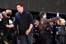 ファンと交流するセバスチャン・スタン（中央右）とジョン・バーンサル（中央左）