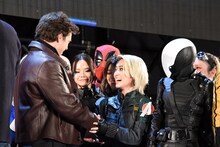 ファンと交流するセバスチャン・スタン（左）