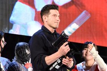 サイン入りTシャツをキャノン砲で客席に届けるジョン・バーンサル