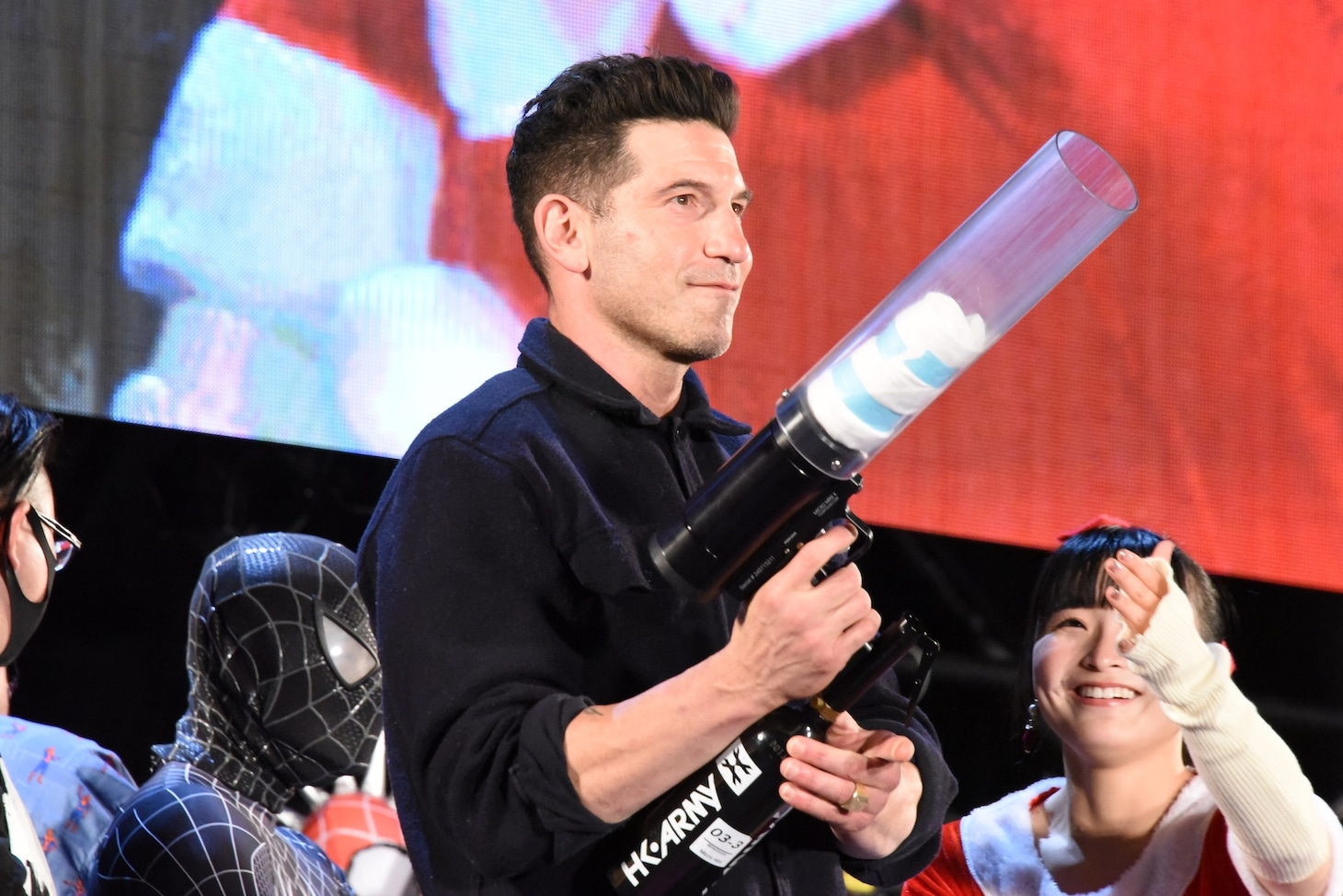 サイン入りTシャツをキャノン砲で客席に届けるジョン・バーンサル