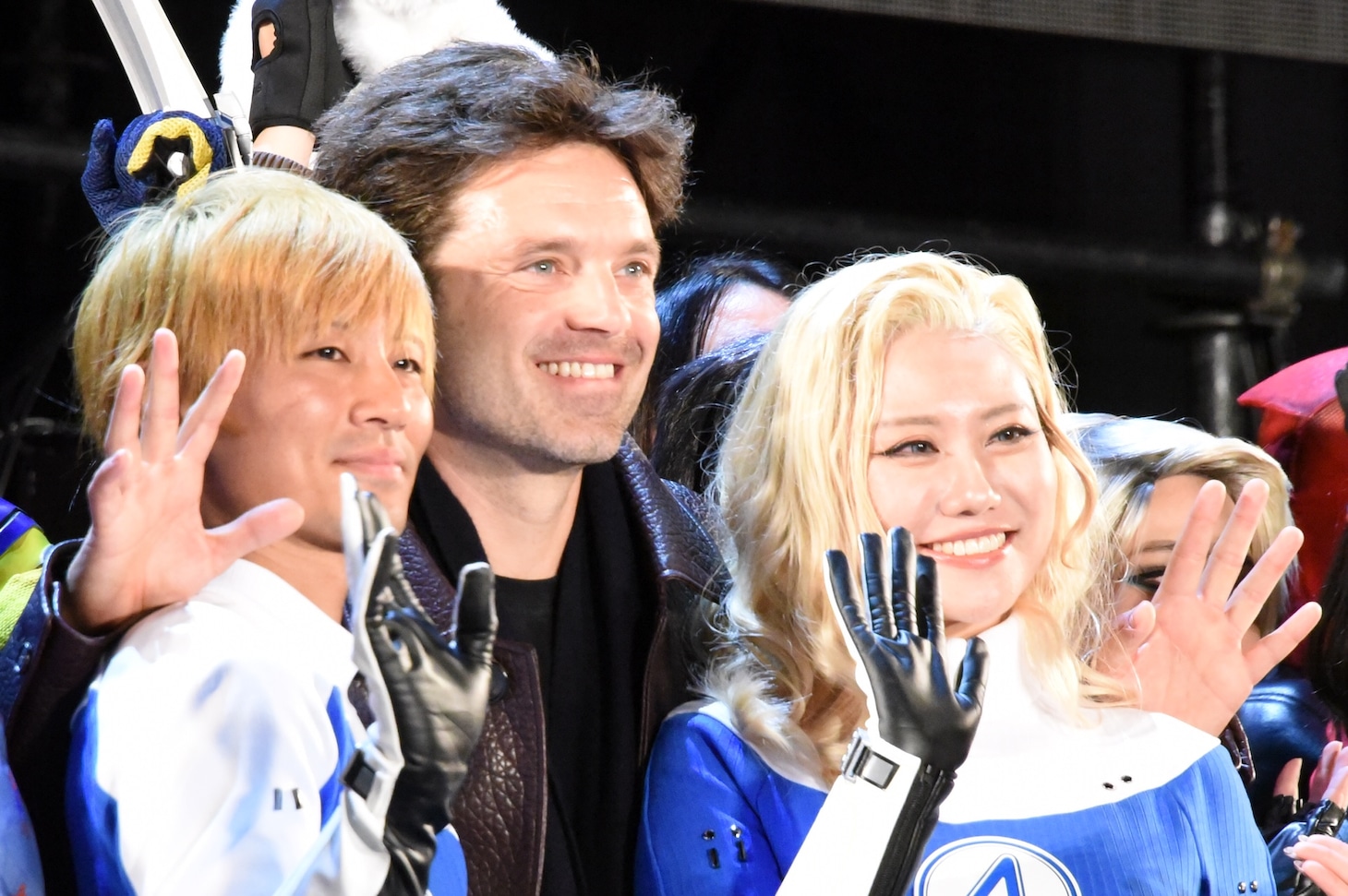 ファンと交流するセバスチャン・スタン（中央）