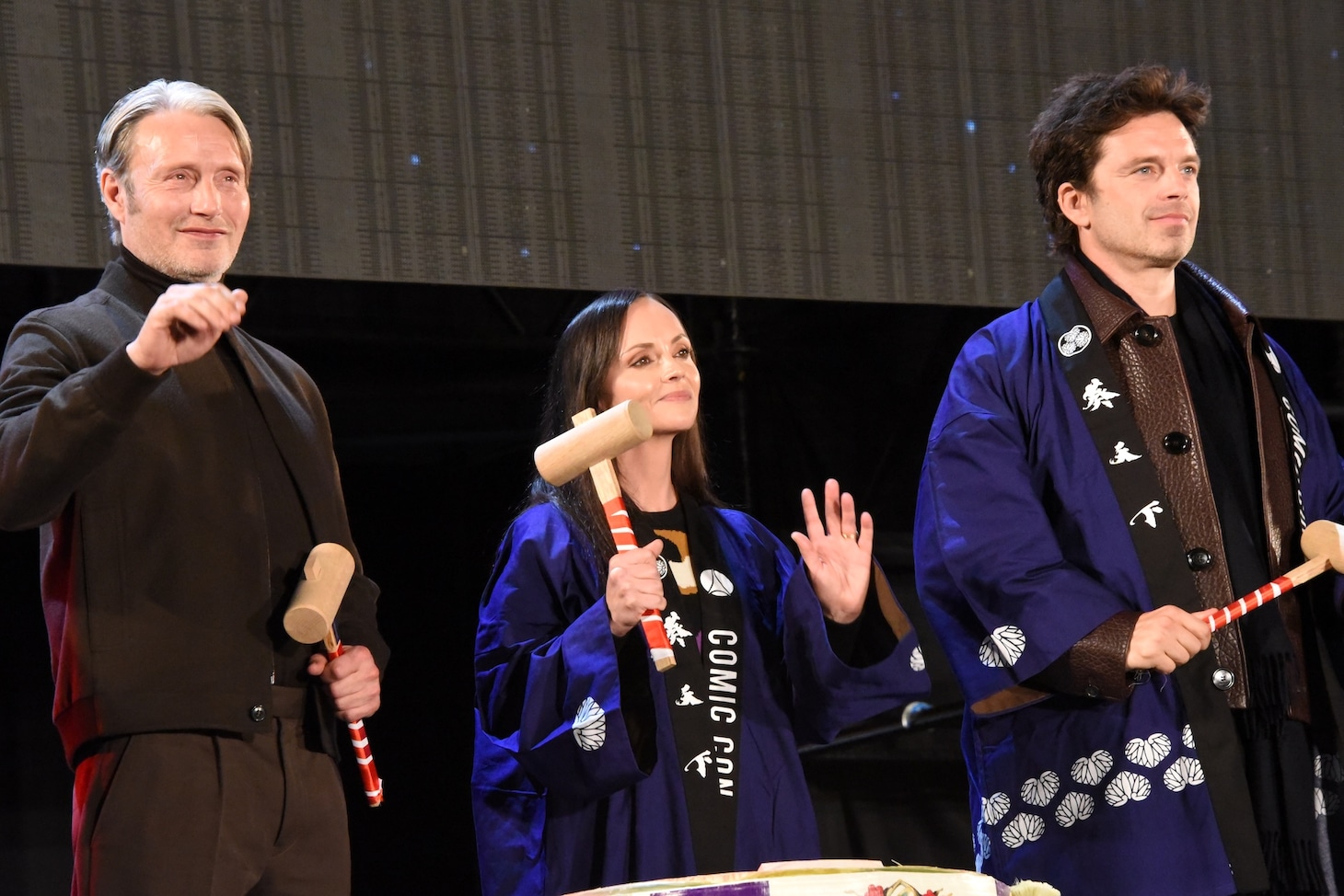 左からマッツ・ミケルセン、クリスティーナ・リッチ、セバスチャン・スタン