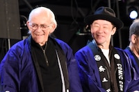 左からクリストファー・ロイド、浅野忠信