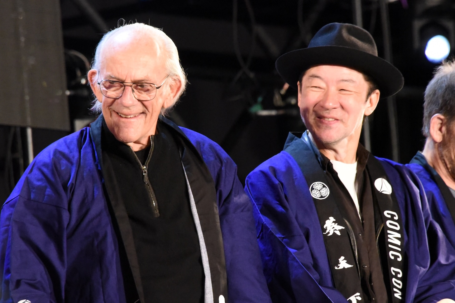 左からクリストファー・ロイド、浅野忠信