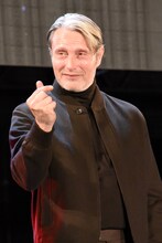 ファンに指ハートを送るマッツ・ミケルセン