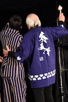 記念撮影をするクリストファー・ロイド（右）、中丸雄一（左）