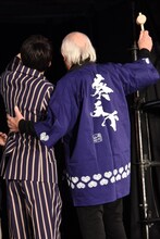 記念撮影をするクリストファー・ロイド（右）、中丸雄一（左）