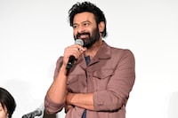 「バーフバリ！ ジャイホー！」という叫び声に迎えられ登場したプラバース