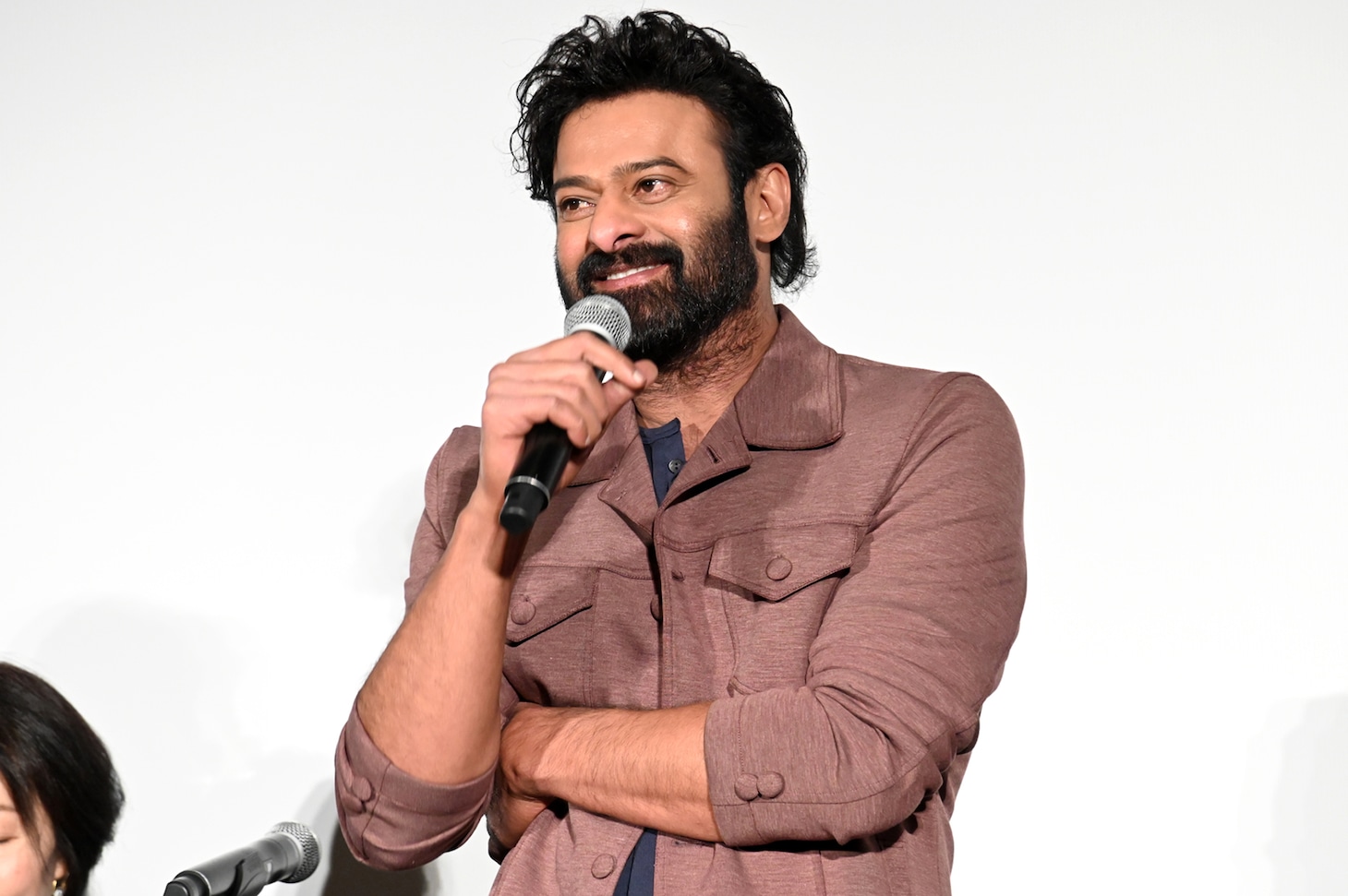 「バーフバリ！ ジャイホー！」という叫び声に迎えられ登場したプラバース