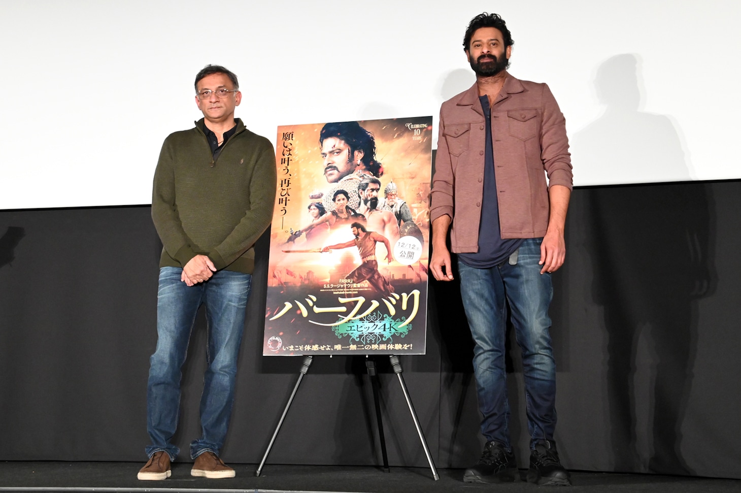 「バーフバリ エピック4K」舞台挨拶の様子。左からショーブ・ヤーララガッダ、プラバース