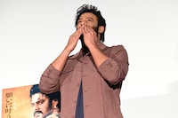 ファンにキスを贈ろうとするプラバース