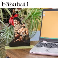 「バーフバリ」×プレミアムバンダイ BIGアクリルスタンド（ポスターデザイン / 税込2970円）