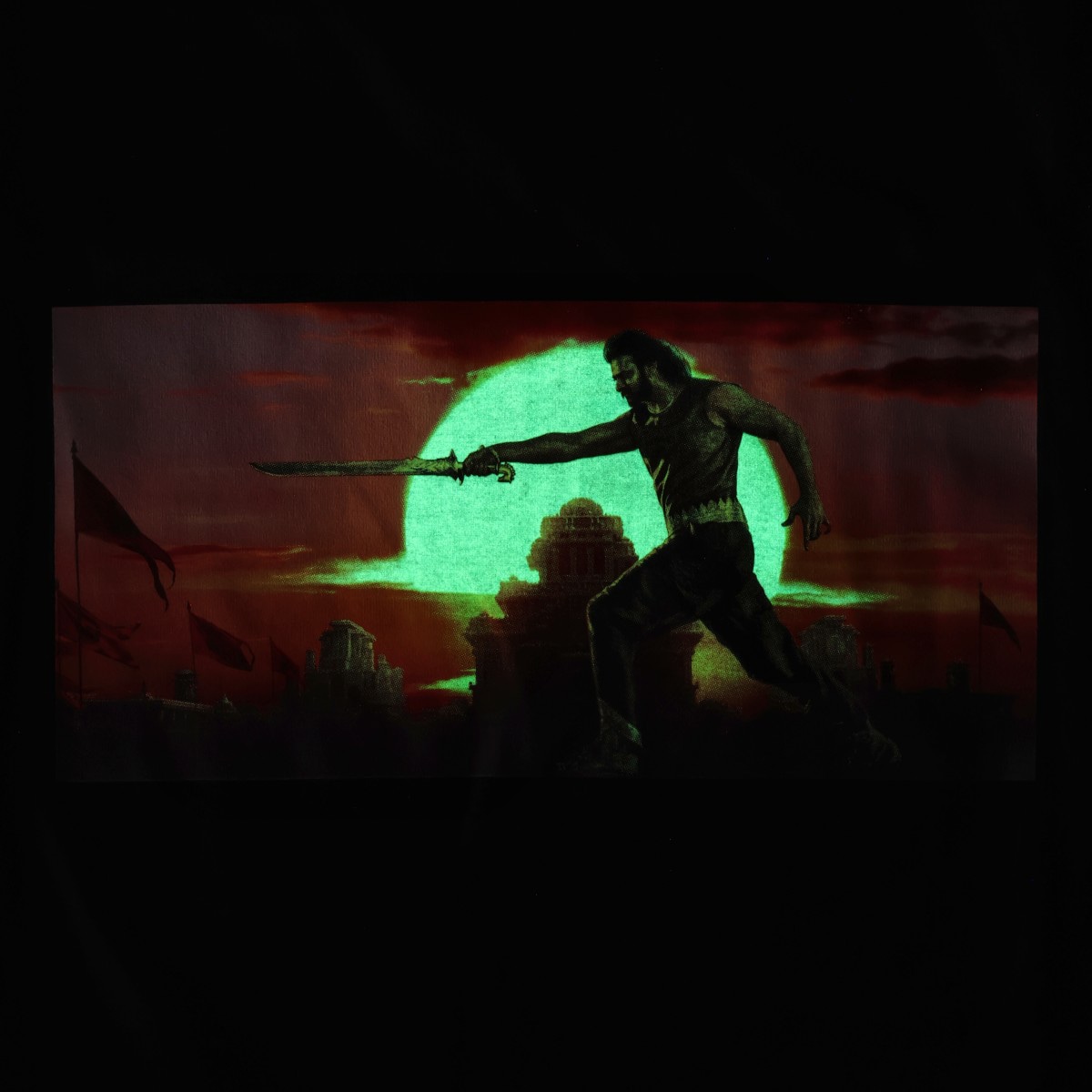 「バーフバリ」×プレミアムバンダイ 光る！Tシャツが暗闇で光る様子