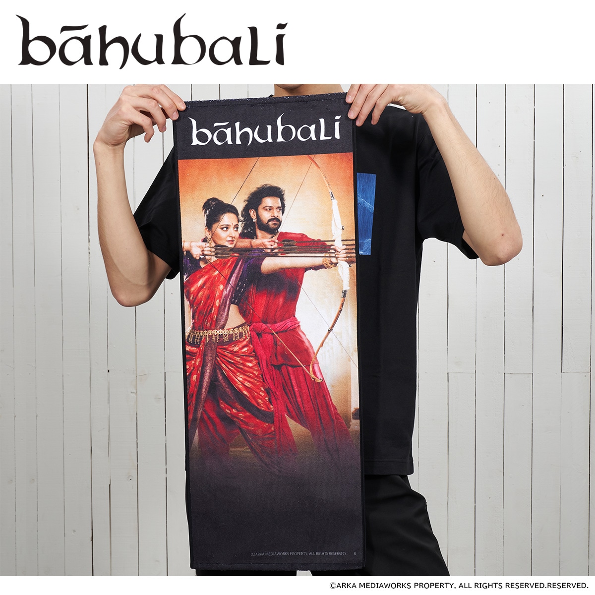 「バーフバリ」×プレミアムバンダイ フェイスタオル（矢を放つバーフバリ＆デーヴァセーナ / 税込2200円）