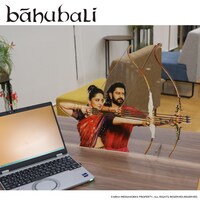 「バーフバリ」×プレミアムバンダイ 特大アクリルスタンド（矢を放つバーフバリ＆デーヴァセーナ / 税込1万1000円）