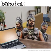 「バーフバリ」×プレミアムバンダイ 特大アクリルスタンド（マヒシュマティ王国軍 / 税込1万1000円）