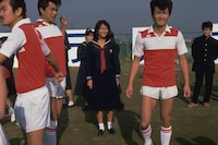 映画1作目「ビー・バップ・ハイスクール」よりサッカーのシーン。ヒロシとトオルがこうして普通の高校生のような青春を楽しむシーンも数多い ©1985 東映 セントラル・アーツ