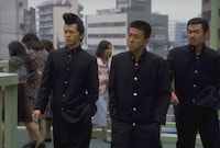 映画1作目「ビー・バップ・ハイスクール」より、ヒロシとトオルの舎弟3人衆。左から横浜銀一、兼子信雄、赤城山忠治。1作目から6作目まで通して登場する ©1985 東映 セントラル・アーツ