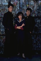 映画2作目「ビー・バップ・ハイスクール 高校与太郎哀歌」より。ヒロシは短ラン、トオルは中ラン、順子のスカートは長く、セーラー服の胸当てがない  ©東映