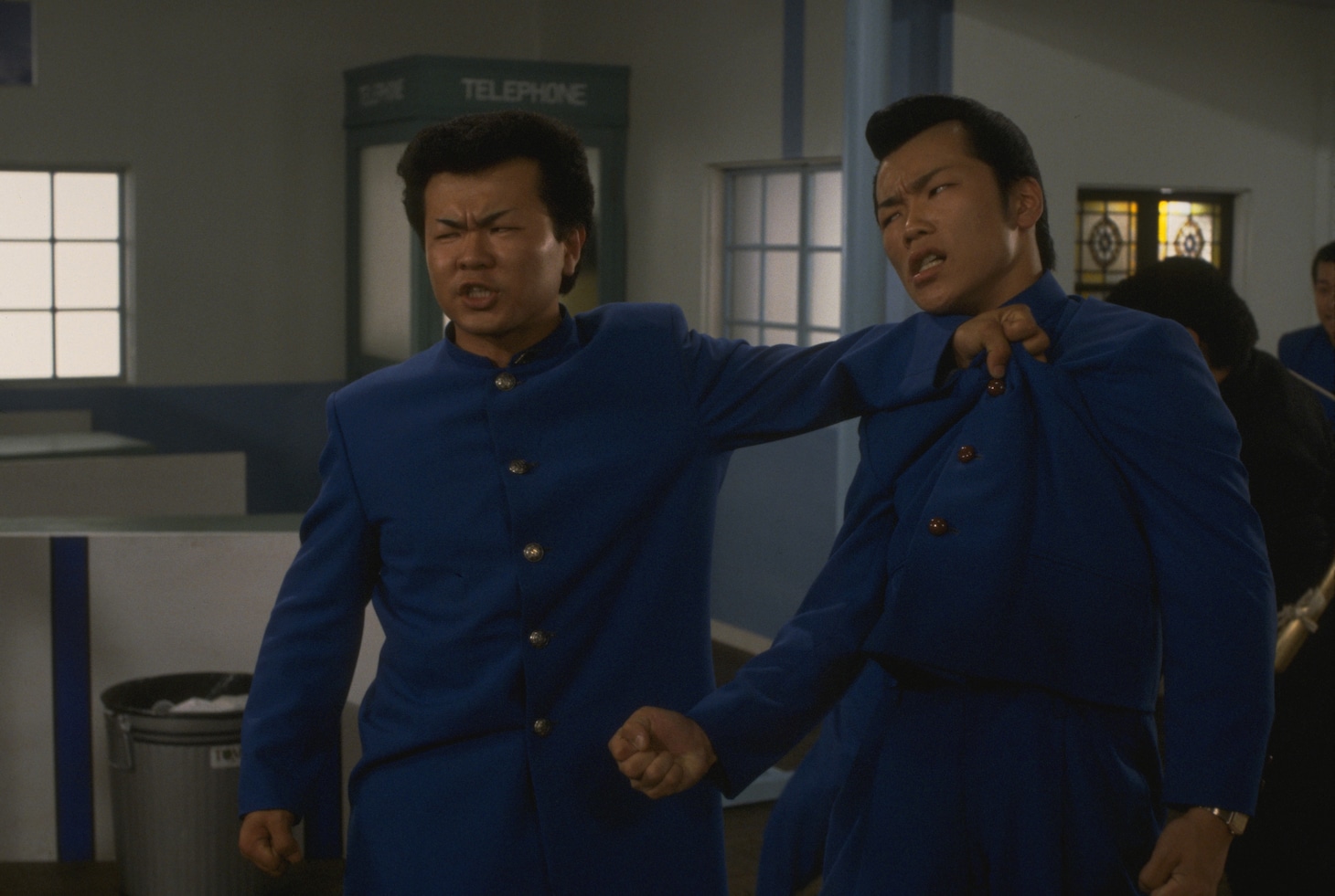 映画2作目「ビー・バップ・ハイスクール 高校与太郎哀歌」より、山田敏光（左）、藤本輝男（右）  ©東映