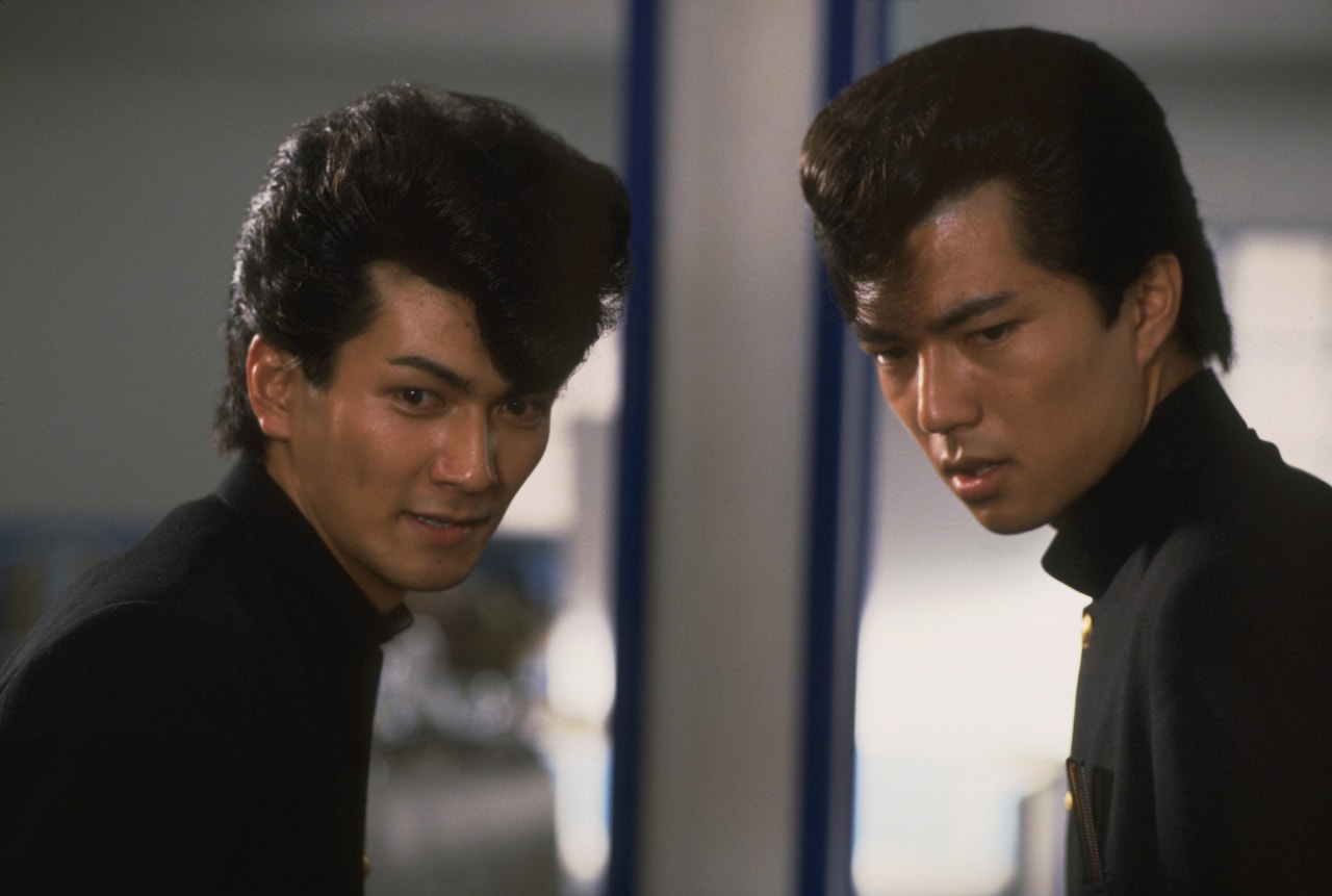 映画2作目「ビー・バップ・ハイスクール 高校与太郎哀歌」より。ヒロシとトオルの髪型はリーゼント