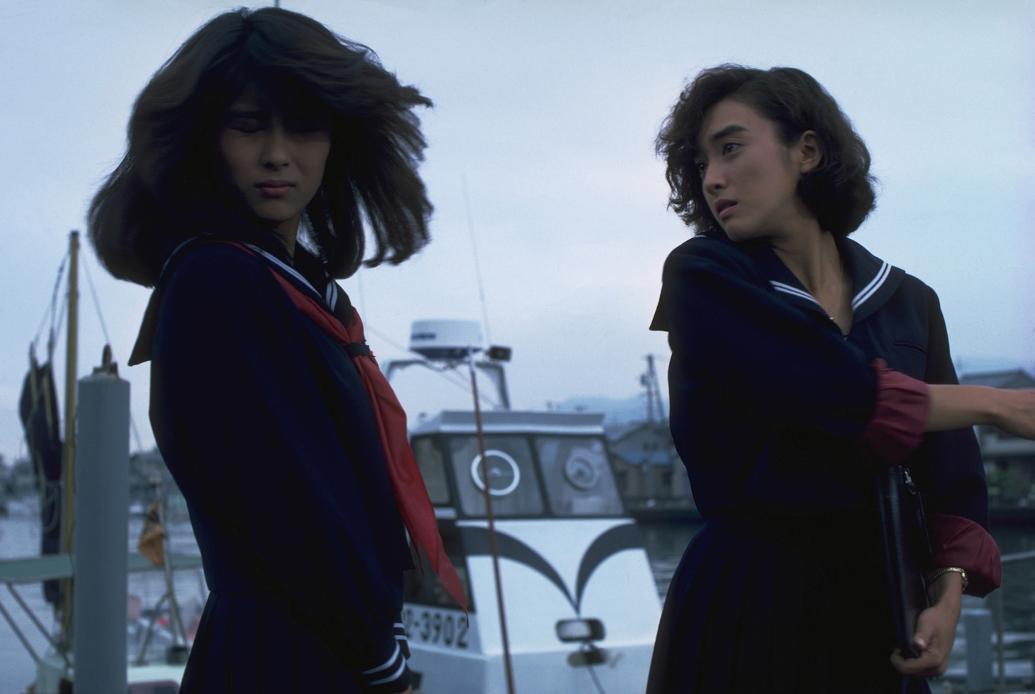 映画2作目「ビー・バップ・ハイスクール 高校与太郎哀歌」より。ヒロシとトオルに喧嘩をやめて普通の学生生活を送ってほしい今日子に対して順子が「バカはバカなりに、与太郎は与太郎なりに生きるしか道がねえだろうが！」と平手打ちして一喝するシーンは、2人の女性の立場を象徴している  ©東映