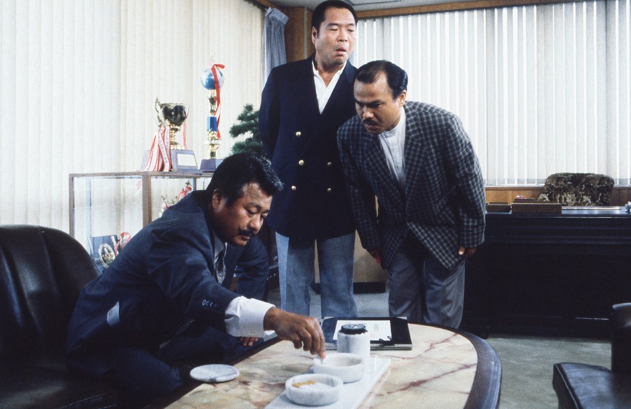 映画5作目「ビー・バップ・ハイスクール 高校与太郎音頭」より。左から校長、教師の遠藤、蟹江