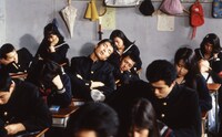 映画5作目「ビー・バップ・ハイスクール 高校与太郎音頭」より。居眠りをするトオル（中央）  ©東映