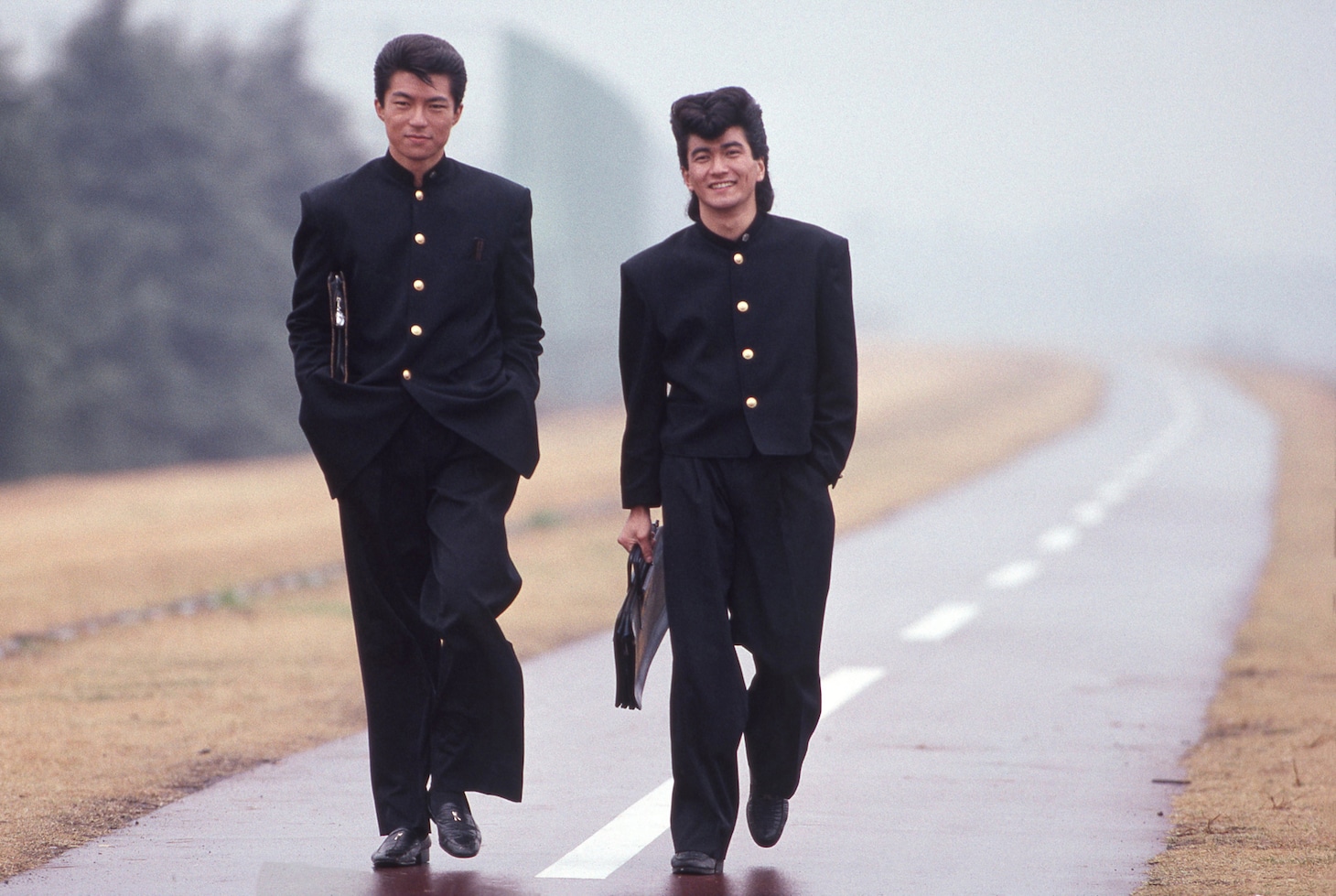 映画6作目「ビー・バップ・ハイスクール 高校与太郎完結篇」より。教科書1冊入る余地がない薄さのカバン  ©東映