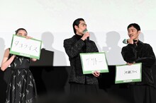 「クイズ！座長水上」の様子。左から八木莉可子、濱尾ノリタカ、萩原健太郎