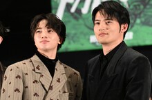 楡井秋彦役の木戸大聖（左）と桜遥役の水上恒司（右）