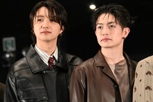 左から杉下京太郎役のJUNON（BE:FIRST）、蘇枋隼飛役の綱啓永