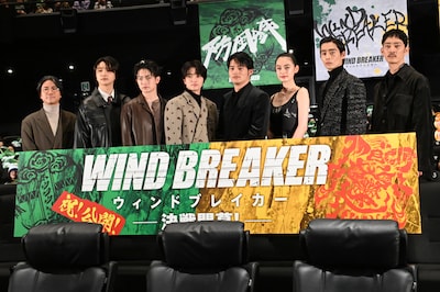 映画「WIND BREAKER／ウィンドブレイカー」公開記念舞台挨拶の様子。左から萩原健太郎、JUNON（BE:FIRST）、綱啓永、木戸大聖、水上恒司、八木莉可子、濱尾ノリタカ、上杉柊平