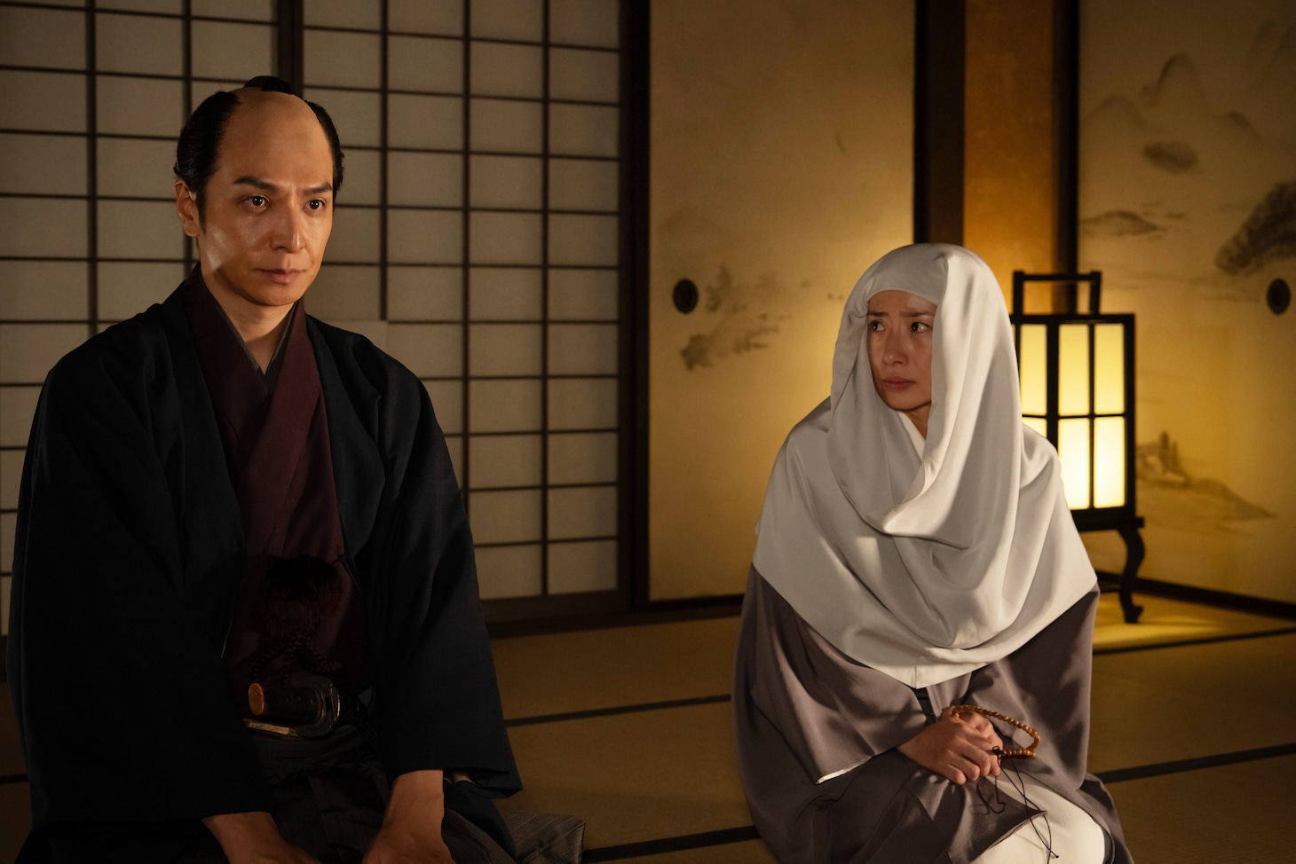 大河ドラマ「べらぼう～蔦重栄華乃夢噺～」より、生田斗真演じる斎藤十郎兵衛（左）。劇中では松平定信らが計画する仇討ちに、蔦重とともに巻き込まれていく