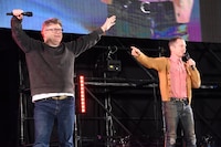 左からショーン・アスティン、イライジャ・ウッド