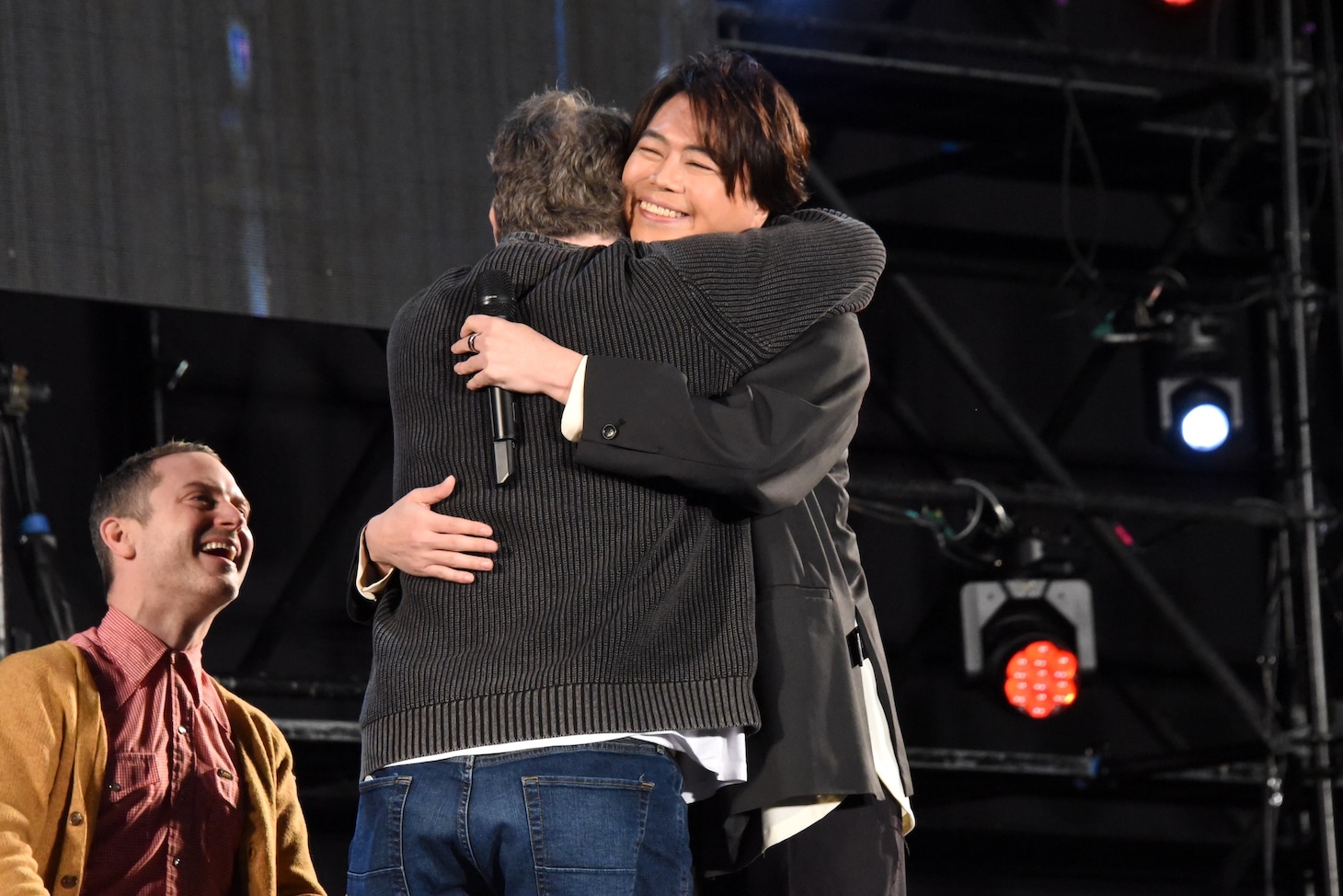 ショーン・アスティン（中央左）とハグを交わす浪川大輔（中央右）