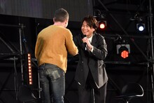 イライジャ・ウッド（左）と握手を交わす浪川大輔（右）