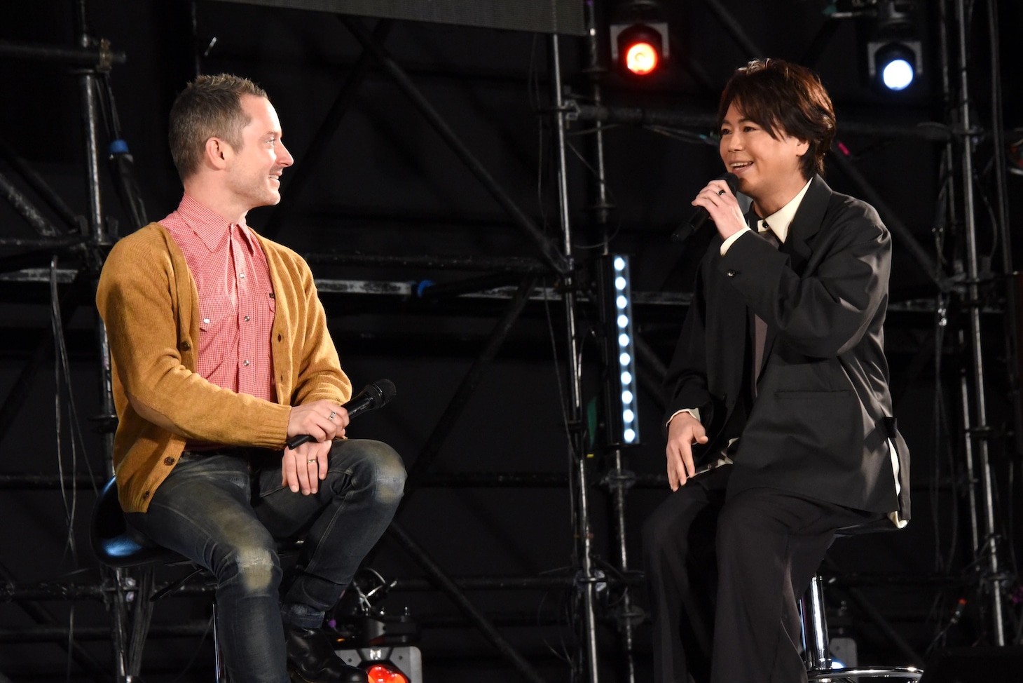 左からイライジャ・ウッド、浪川大輔