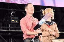 サイン入りTシャツをキャノン砲で客席に届けるイライジャ・ウッド