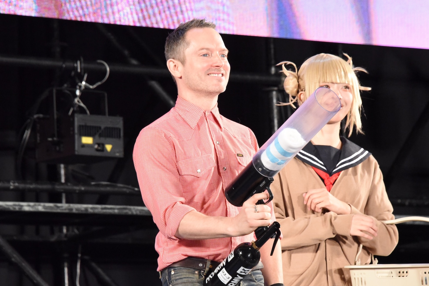 サイン入りTシャツをキャノン砲で客席に届けるイライジャ・ウッド