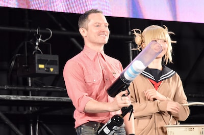 サイン入りTシャツをキャノン砲で客席に届けるイライジャ・ウッド