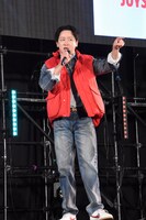 「パワー・オブ・ラブ / The Power of Love」を歌う山本耕史