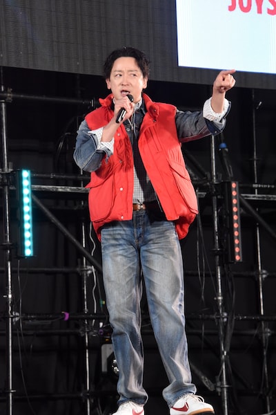 「パワー・オブ・ラブ / The Power of Love」を歌う山本耕史